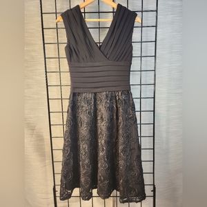 Adrianna Papell ladies cocktail party dress size 6 black stretch ribbon floral